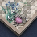 Detalle macro del colgante de escorpión retro con piedra rosa e incrustación de aleación - Forma de Escorpión (1065-T250515005) / Resina de Rodocrosita