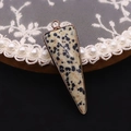 Colgante triangular de jaspe dálmata con baño de oro para joyería artesanal - 16x46mm / Jaspe dálmata