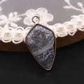Pendentif goutte en pierre naturelle avec bordure dorée et textures gris-blanc - Pierre de Carte