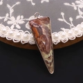 Colgante triangular de piedra natural veteada con borde de metal dorado galvanizado - 16x46mm / Jaspe Picasso