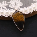 Pendentif triangle en œil de tigre avec bord argenté pour création de bijoux DIY - Œil de tigre