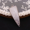 Colgante triangular de cuarzo rosa natural con borde dorado para joyería artesanal - 16x46mm / Cuarzo rosa
