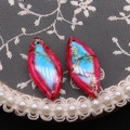 Detalle macro de colgantes de turquesa en forma de marquesa con vibrantes tonos azul y rosa - No. 23