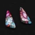 Detail van kleurrijke synthetische keizersteen hangers met levendige texturen en boorgaten - Onregelmatige Dolkvorm / Roze Blauw Bruin Gemengd (Nr. 11)