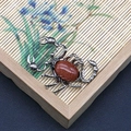 Colgante de escorpión con incrustación de piedra de arena dorada y metal plateado - Forma de Escorpión (1065-T250515005) / Piedra de Arena Dorada