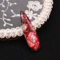 Dettaglio macro del ciondolo a goccia in pietra imperatore con trama rossa per DIY - Intrecciato Rosso Rosa Bianco (No. 14)