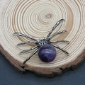 Vintage-Anhänger in Spinnenform mit rundem lila Stein und silbernem Metallrahmen - 34x47mm / Amethyst