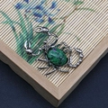 Colgante escorpión plateado con piedra natural verde y grabado metálico detallado - Forma de Escorpión (1065-T250515005) / Rubí Zoisita