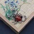 Colgante de escorpión de plata vintage con piedra de ágata roja sobre fondo de bambú clásico - Forma de Escorpión (1065-T250515005) / Ágata de rayas rojas