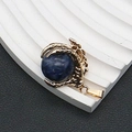 Colgante garra de dragón dorada con perla redonda de piedra natural azul - 25x31mm, 15g / Sodalita azul