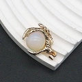 Colgante de garra de dragón dorada con una perla de cristal blanco lechoso traslúcido - 25x31mm, 15g / Ópalo