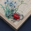 Colgante de escorpión plateado con gran piedra roja ovalada y vetas negras - Forma de Escorpión (1065-T250515005) / Jaspe de Red Roja