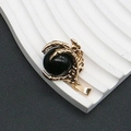 Colgante de garra de dragón dorada con una cuenta de piedra natural negra pulida - 25x31mm, 15g / Ágata negra