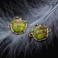 Vista macro del connettore in pietra imperatore a forma di mela con bordo dorato - 18x21mm / Stile 2 (Verde Marrone)