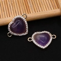Dettaglio macro dei connettori a cuore in pietra viola con placcatura in oro e cristalli - 15x21mm / Viola (N. 1)