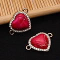 Dettaglio macro di connettori a cuore in pietra rossa con bordo di strass per gioielli DIY - 15x21mm / Rosso (Colore 2)