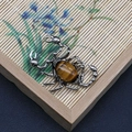 Colgante escorpión con piedra ojo de tigre y acabado plata antigua para collares - Forma de Escorpión (1065-T250515005) / Ojo de tigre