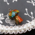 Dettaglio macro del ciondolo a fungo con mosaico in pietra colorata e gancio d'argento - Stile 5 (1018-T250315025) / 15x23mm