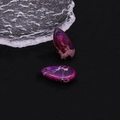 Detail von violetten Kaiserstein-Anhängern in Tropfenform mit Marmorierung auf schwarzem Grund - 15x25mm / Nr. 6 (Tiefviolett)