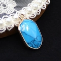 Macro-opname van de blauwe stenen hanger met zwarte aders en een goudkleurige rand - 13x25mm, 3g / Blauw Turkoois