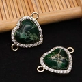 Vue détaillée du connecteur coeur en pierre verte avec bordure en cristal brillant - 15x21mm / Vert Foncé