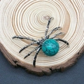Retro spider pendant with turquoise gemstone and silver finish on wooden base - 34x47mm / Turquoise