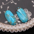 Vista detallada de piedras turquesas ovaladas azul cielo con vetas marrones naturales - 12x25mm / Azul Cielo (N° 1)