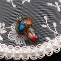 Dettaglio pendente a fungo in pietra colorata con gancio d'argento su pizzo - Stile 3 (1018-T250315025) / 15x23mm