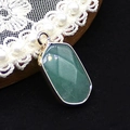 Detailweergave van een gefacetteerde groene aventurijn hanger met een gouden rand - 13x25mm, 3g / Groene Aventurijn