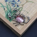 Colgante de escorpión plateado vintage con gema roja en bandeja de bambú - Forma de Escorpión (1065-T250515005) / Resina de Cristal de Sandía