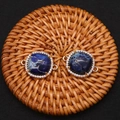 Dettaglio dei connettori in pietra blu con placcatura in oro e intarsio in zirconi - 18x24mm / Blu Scuro