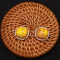 Dettaglio macro del pendente quadrato in pietra imperiale con lunetta in cristallo e connettori - 18x24mm / Giallo (N. 2)