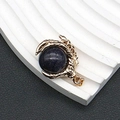 Colgante de piedra azul con garra de dragón dorada para fabricación de joyas - 25x31mm, 15g / Piedra de arena azul