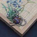 Colgante de escorpión vintage con piedra natural azul-marrón y acabado en plata antigua - Forma de Escorpión (1065-T250515005) / Textura de Piedra Azul-Marrón