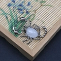 Broche de escorpión plateado con piedra blanca ovalada sobre fondo floral decorativo - Forma de Escorpión (1065-T250515005) / Cristal de roca