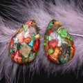 Ciondolo a goccia in pietra naturale multicolore su piume viola per gioielli fai da te - 6-8g / 22x34mm / goccia