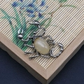 Colgante de escorpión en plata antigua con ópalo crema sobre una alfombra de bambú - Forma de Escorpión (1065-T250515005)