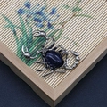 Colgante de escorpión en metal plateado con una piedra de arena azul ovalada - Forma de Escorpión (1065-T250515005) / Piedra de arena azul