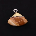 Detail van waaiervormige hanger van natuursteen met gouden sluiting voor DIY-sieraden - Jaspis