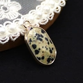 Ovale dalmatiër steen hanger met gouden metalen rand en ophanglus bovenaan - 13x25mm, 3g / Dalmatijnse jaspis