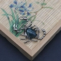 Colgante de escorpión detallado con piedra de ágata verde oscuro y metal plateado - Forma de Escorpión (1065-T250515005) / Ágata de la India