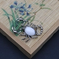 Colgante de escorpión plateado con incrustación de ópalo blanco y grabados vintage - Forma de Escorpión (1065-T250515005) / Resina de Ópalo Falso