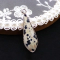 Detail van druppelvormige gevlekte steen hanger met gouden rand voor DIY sieraden maken - 12x36mm / Dalmatijnse jaspis