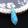 Gedetailleerde weergave van een druppelvormige turquoise hanger met gouden metalen rand - 12x36mm / Blauw Turkoois