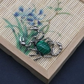 Colgante de escorpión en metal plateado con piedra verde sobre fondo decorativo de bambú - Forma de Escorpión (1065-T250515005) / Malaquita