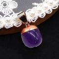 Polierter lila Edelsteinanhänger in Tropfenform mit Roségoldöse auf Spitze - Amethyst