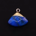 Gefacetteerde lapis lazuli waaier hanger met gouden metalen sluiting op zwarte achtergrond - Lapis lazuli