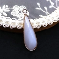 Druppelvormige opaal hanger met roségouden rand op een decoratieve zwarte achtergrond - 12x36mm / US 2