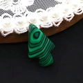 Detalle macro del colgante de árbol de Navidad en malaquita con patrones verdes - Malaquita