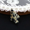 Vue détaillée du pendentif en forme de flèche en jaspe dalmatien avec taches naturelles - Jaspe dalmatien